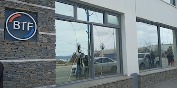 Daños materiales en la Casa Central del Banco Tierra del Fuego