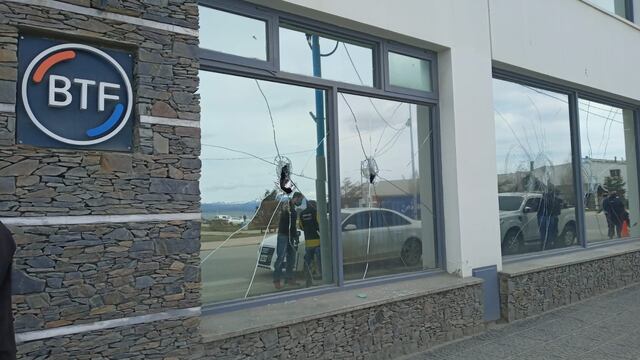 Daños materiales en la Casa Central del Banco Tierra del Fuego