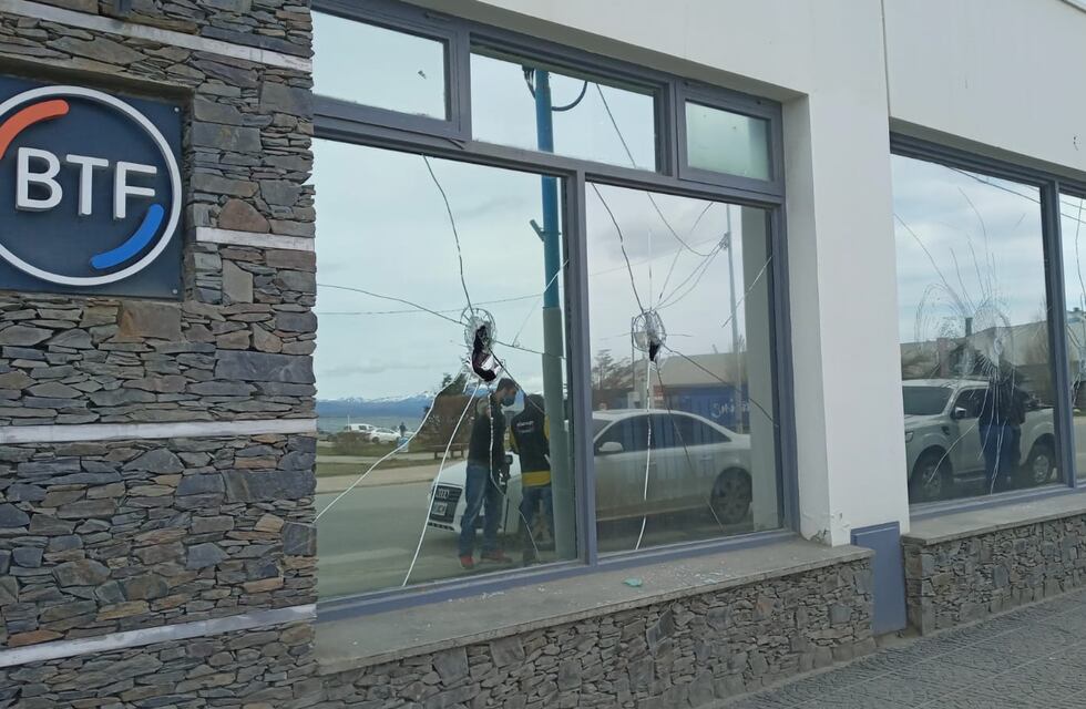 Daños materiales en la Casa Central del Banco Tierra del Fuego