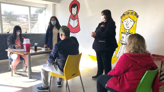 La Ministra de Salud, Ana María Nadal, sigue supervisando la vacunación en Mendoza, en este caso a los mayores de 35 años, en el Le Parc.