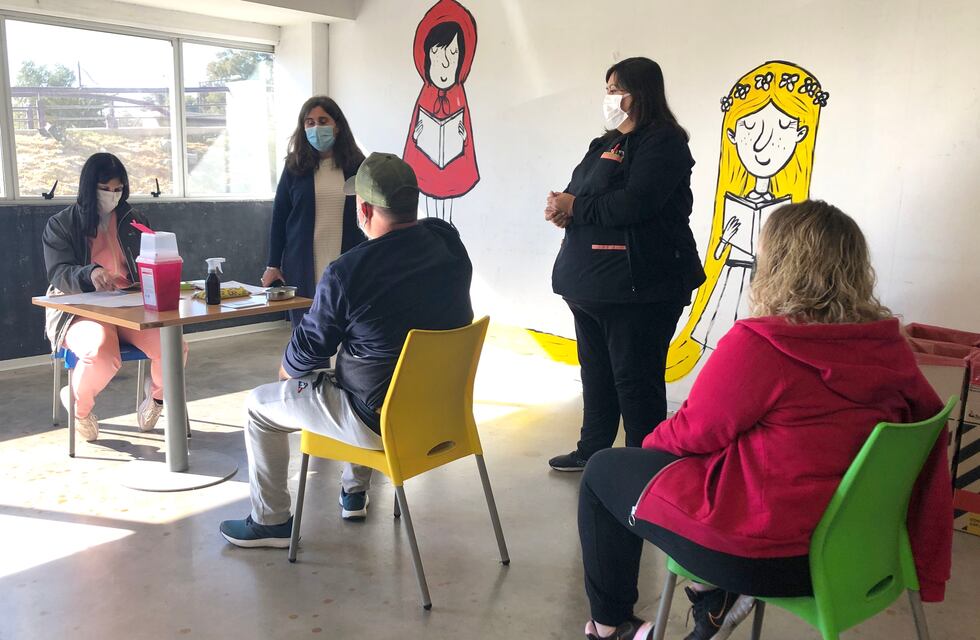 Ana María Nadal visitó los centros de vacunación y aseguró que el plan “se realiza con normalidad”