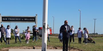 Inauguran mástil en el ingreso a San Francisco de Bellocq