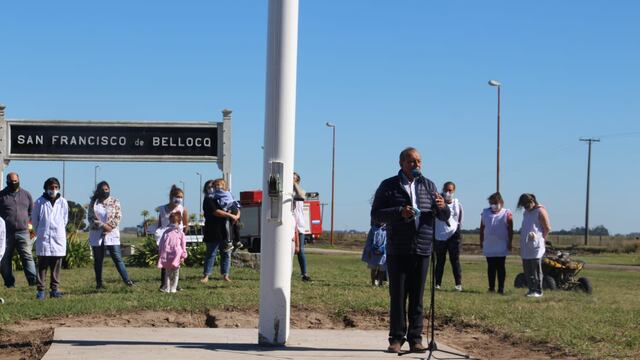 Inauguran mástil en el ingreso a San Francisco de Bellocq