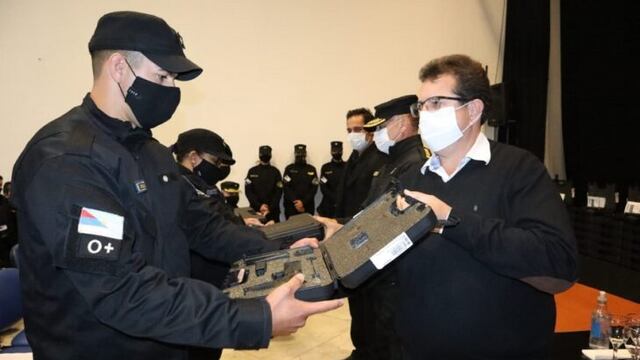 Entrega de armas reglamentarias y reconocimientos a efectivos policiales en San Vicente.