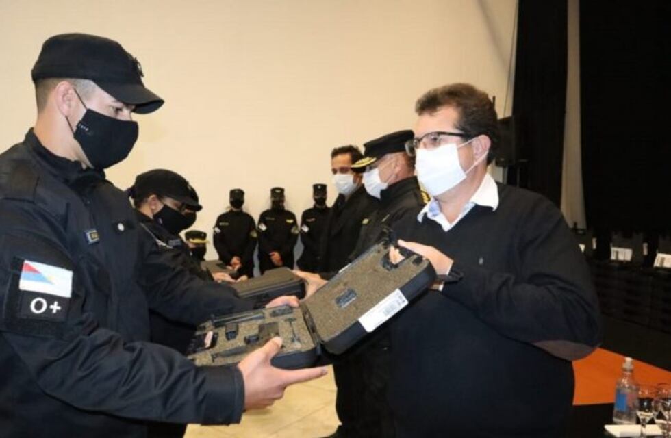 Entrega de armas reglamentarias y reconocimientos a efectivos policiales en San Vicente