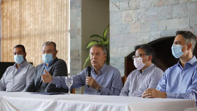 Schiaretti brindó un acto en Villa del Rosario en medio de la campaña electoral. (Provincia)