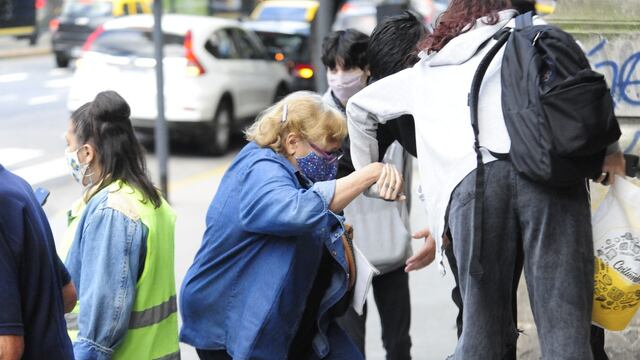 La ciudad de Buenos Aires comenzó la vacunación contra el coronavirus a mayores de 75 años. (Clarín)