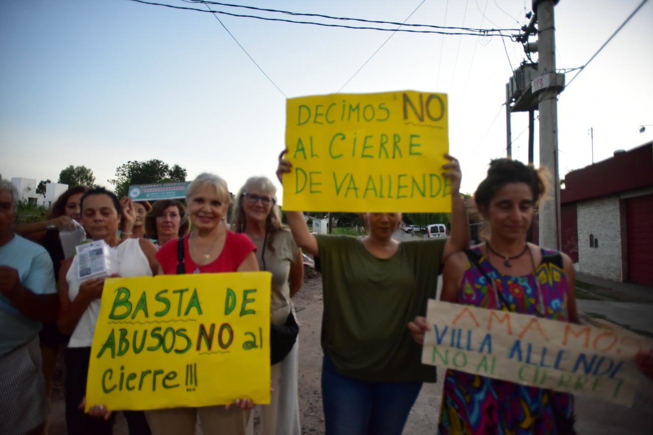Protesta de vecinos en la comisaría por la restricción de circulación en Villa Allende.(César Heredia / La Voz)