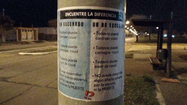 Campaña antivacunas en las columnas de alumbrado público en Rafaela