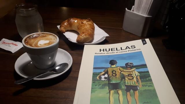 Huellas relatos desde el Cerro Pistarini, un viaje a los recuerdos en Embalse, con la pelota como aliada.