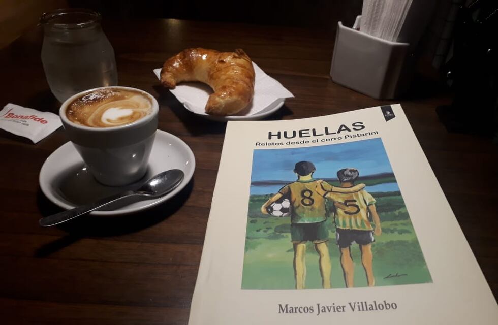 Huellas, relatos desde el cerro Pistarini: un libro con la pelota como aliada para viajar por los recuerdos