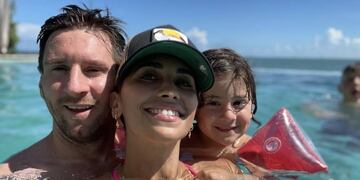 La influencer de 34 años posó con el hermano menor de Thiago y Mateo.