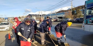 La municipalidad continúa con la limpieza y mantenimiento de la zona céntrica y los barrios de la ciudad