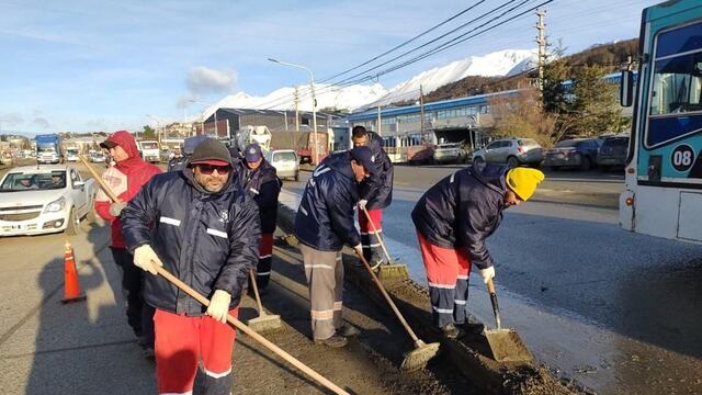 La municipalidad continúa con la limpieza y mantenimiento de la zona céntrica y los barrios de la ciudad