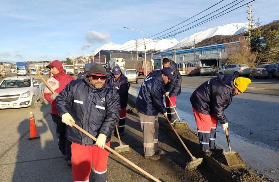 La municipalidad continúa con la limpieza y mantenimiento de la zona céntrica y los barrios de la ciudad