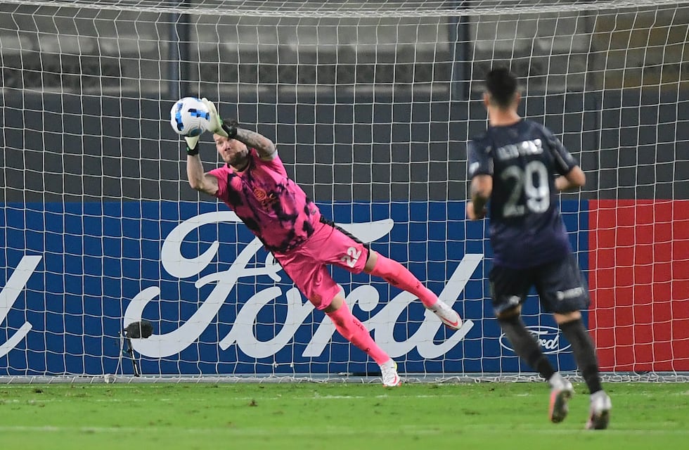 Videos: Las dos grandes atajadas de Guido Herrera para Talleres en Lima ante el Cristal