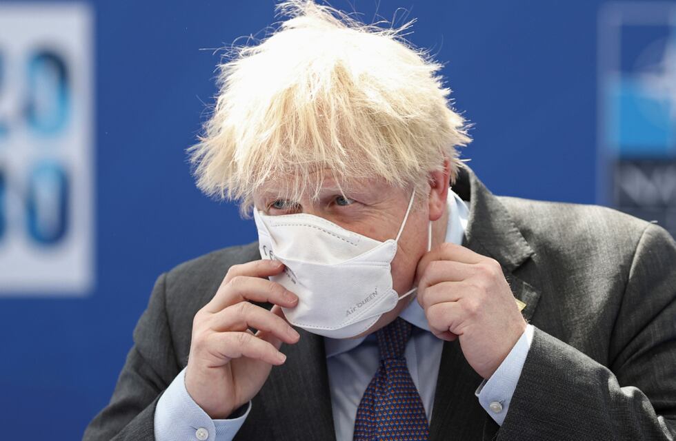 Por un programa piloto de testeo diario, Boris Johnson evitará el aislamiento pese a ser contacto estrecho