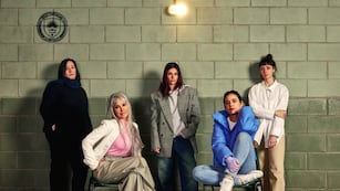 Ana Garibaldi, Erika de Sautu Riestra, Valentina Zenere, Carolina Ramírez y Camila Peralta, protagonistas de "En el barro". (Bruno Ilusorio/ Netflix)