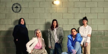 Ana Garibaldi, Erika de Sautu Riestra, Valentina Zenere, Carolina Ramírez y Camila Peralta, protagonistas de "En el barro". (Bruno Ilusorio/ Netflix)