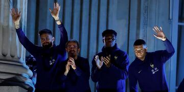 Los jugadores de Francia, recibidos por miles de hinchas en París.