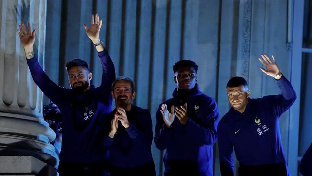 Los jugadores de Francia, recibidos por miles de hinchas en París.