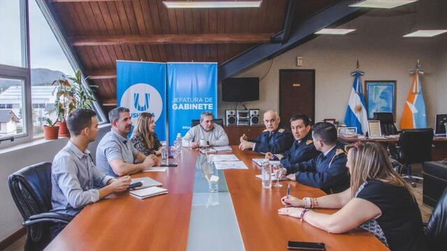 En la reunión, se planificó  intervenciones conjuntas entre la Armada y la Municipalidad de Ushuaia, donde se realizarán trabajos de corte de pasto, limpieza, reubicación de especies arbóreas y pintura,  entre otros.