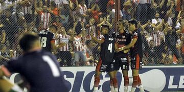 El resumen perfecto: arquero vencido, abrazos de gol y festejo en las tribunas. Gabriel Graciani desató todo es en Instituto (Javier Ferreyra).