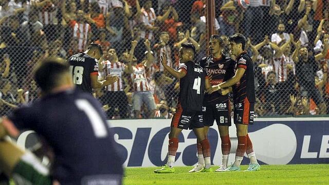 El resumen perfecto: arquero vencido, abrazos de gol y festejo en las tribunas. Gabriel Graciani desató todo es en Instituto (Javier Ferreyra).
