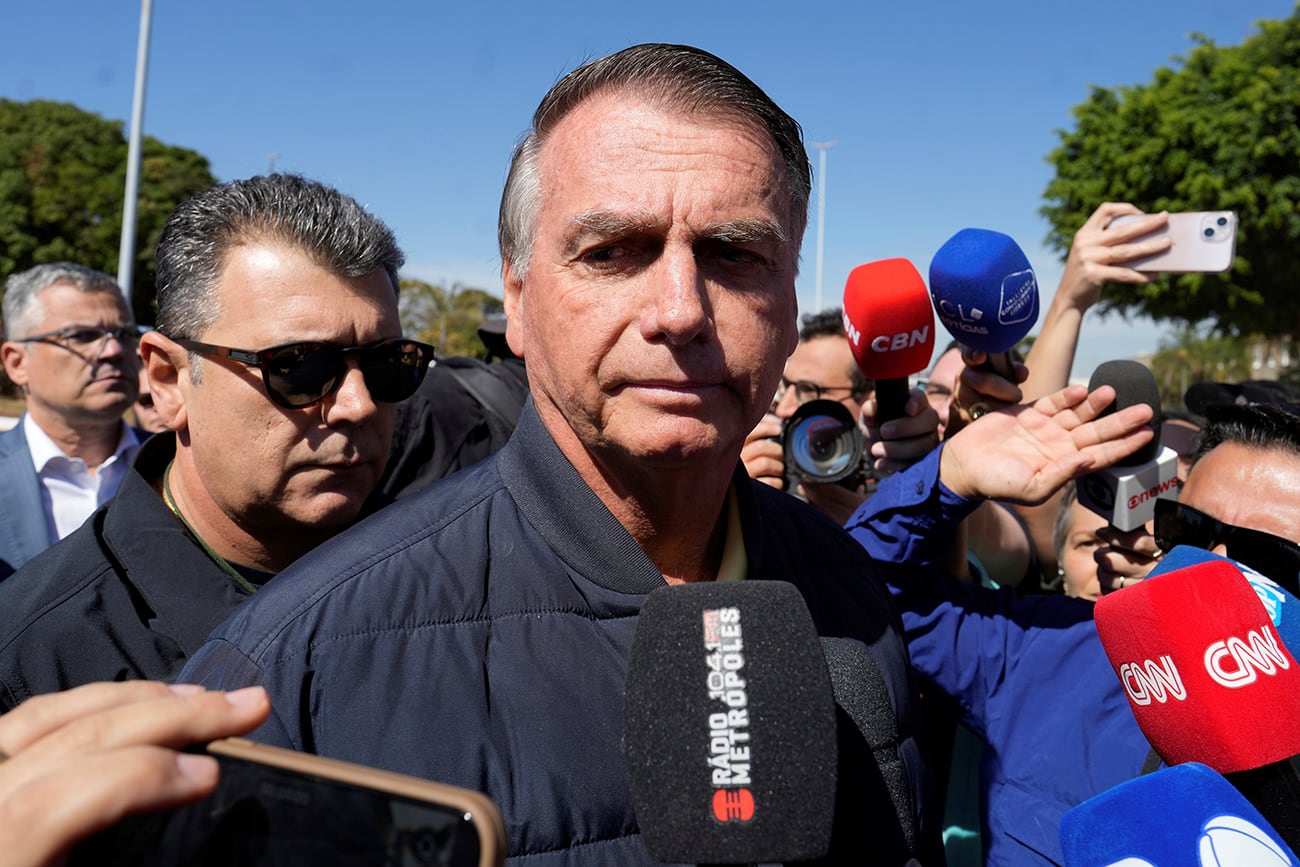 El expresidente de Brasil, Jair Bolsonaro, habla con la prensa afuera de la Secretaría de Administración Penitenciaria, a donde llegó después de que la Corte Suprema ordenó que se le colocara un grillete electrónico en el tobillo en Brasilia, Brasil, el viernes 18 de julio de 2025. (Foto AP/Eraldo Peres)