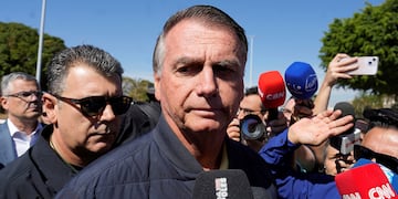 Por qué dictaron la prisión domiciliaria a Jair Bolsonaro: tobillera y rigurosas restricciones (Foto AP/Eraldo Peres)