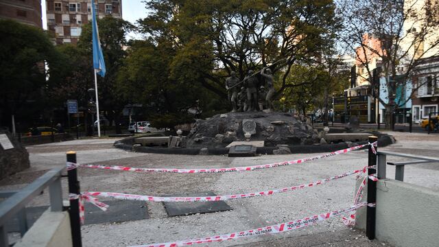 Robaron el portón del Monumento a los Héroes de Malvinas en la plaza de la Intendencia, Córdoba. (Pedro Castillo/ La Voz)