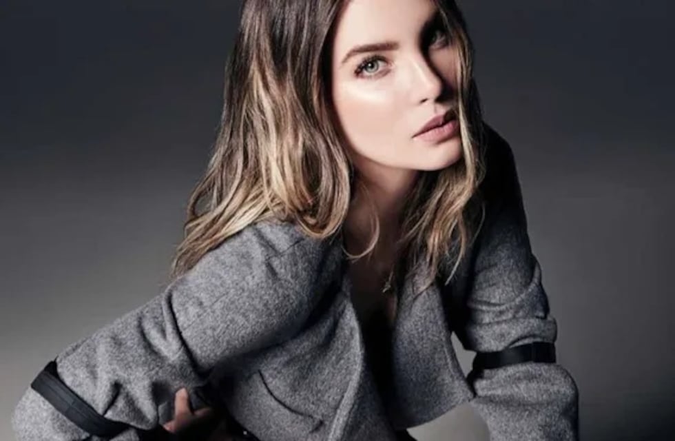 Belinda cambió de look y lo mostró luciendo un buzo corto: “Pelirroja”