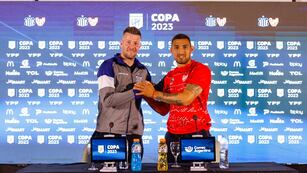 Guido Herrera y Fernando Alarcón se saludan en la conferencia de prensa previa al clásico entre Talleres e Instituto