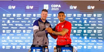 Guido Herrera y Fernando Alarcón se saludan en la conferencia de prensa previa al clásico entre Talleres e Instituto