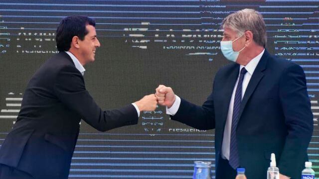El ministro del Interior saludándose con el gobernador (APN)