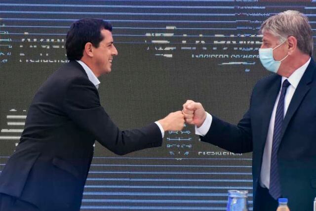 El ministro del Interior saludándose con el gobernador (APN)