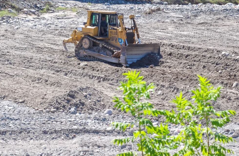 Río Lules: trabajan en el cauce para prevenir inundaciones