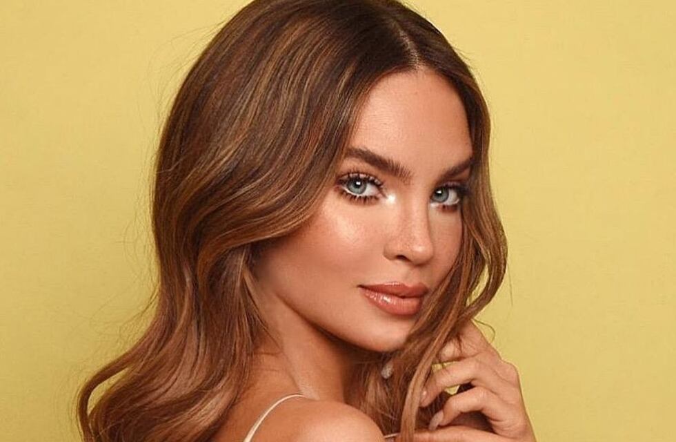 Belinda posó con un conjunto de ropa interior negro y cautivó a sus fans