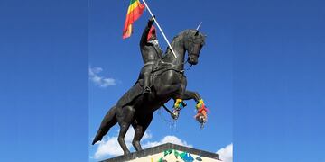 La estatua de San Martín durante la marcha del Orgullo