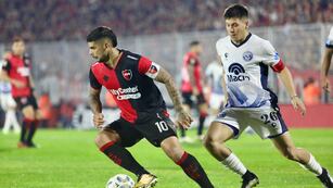 Éver Banega no encontró socios futbolísticos en el Coloso del parque de la Independencia.