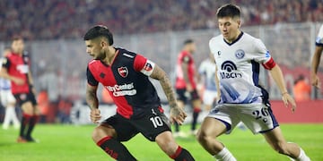 Éver Banega no encontró socios futbolísticos en el Coloso del parque de la Independencia.