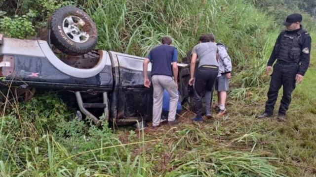 Caraguatay: dos heridas tras un despiste y vuelco sobre la ruta.