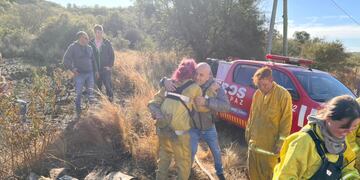 El intendente Gesteira felicitó a los bomberos por el intenso trabajo.