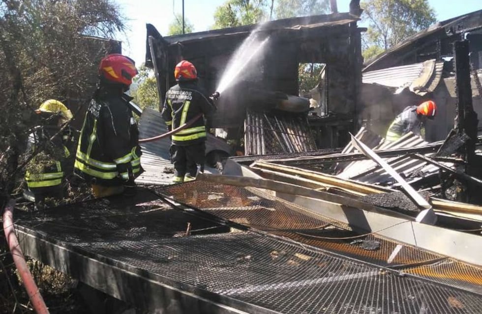 Se incendió por completo una vivienda en Valle Hermoso
