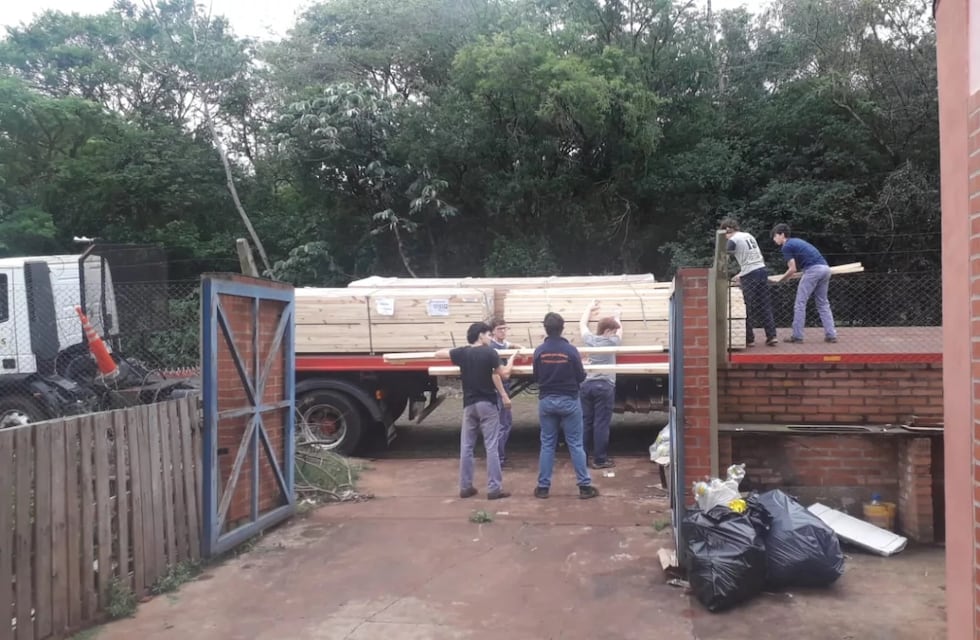 Escuela de Eldorado recibió la donación de materiales para la construcción del aula que afrontan con recursos propios