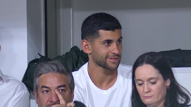 Cristian el Cuti Romero en el Kempes, alentando a Belgrano contra Instituto.