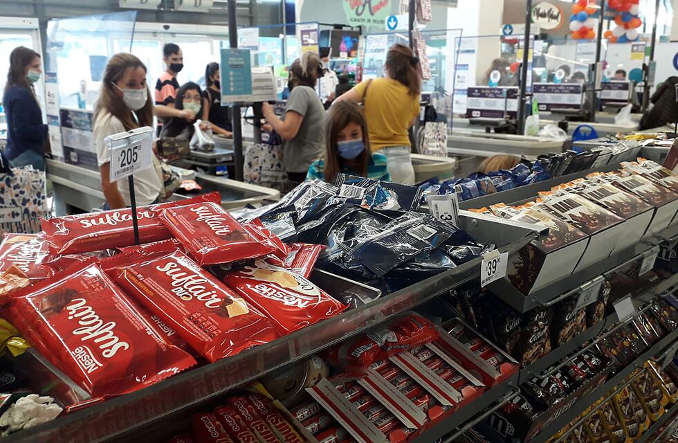 Reglamentan la exhibición de productos azucarados en líneas de cajas en Córdoba