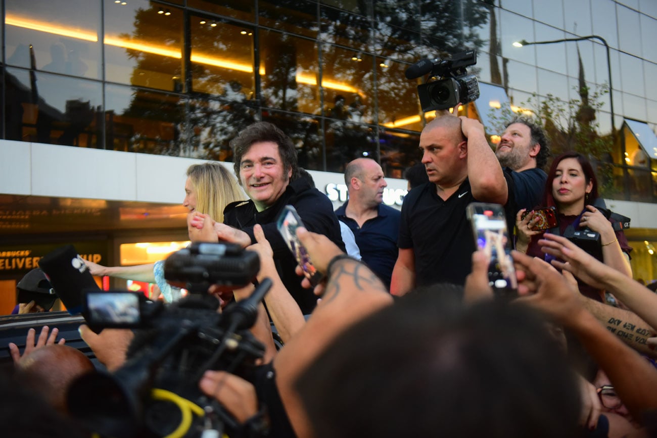 El presidente Javier Milei encabezó en Córdoba la Marcha de la Gratitud, acompañado por su hermana Karina y los diputados Gabriel Bornoroni y Gonzalo Roca. (Nicolás Bravo / La Voz)
