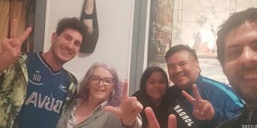 Agustín Lohaiza, con la camiseta de Talleres, y junto a la "vecina de Cristina" en un sábado muy movido en Recoleta.