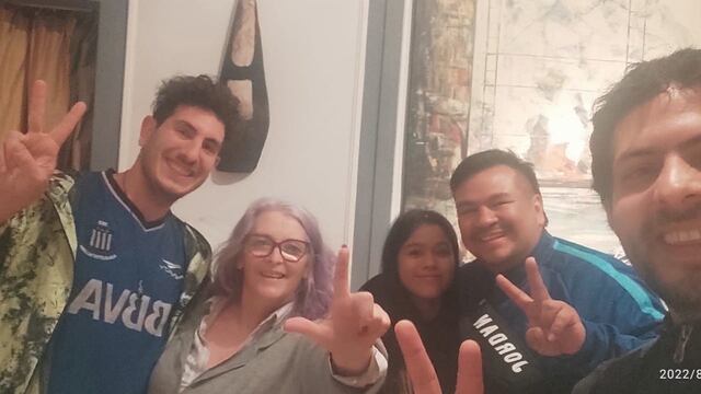 Agustín Lohaiza, con la camiseta de Talleres, y junto a la "vecina de Cristina" en un sábado muy movido en Recoleta.